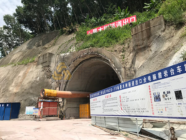 曼木樹隧道自鉆式管棚超前支護項目全景 曼木樹隧道自鉆式管棚超前支護項目全景