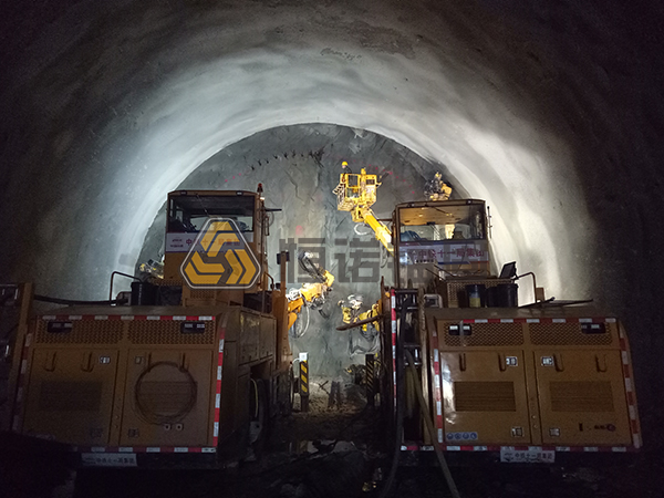 三臂鑿巖臺(tái)車 三臂鑿巖臺(tái)車