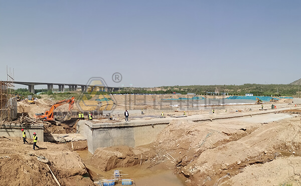 三門(mén)峽市靈寶弘農(nóng)澗河液壓壩自鉆式錨桿基礎(chǔ)加固項(xiàng)目全景 三門(mén)峽市靈寶弘農(nóng)澗河液壓壩自鉆式錨桿基礎(chǔ)加固項(xiàng)目全景