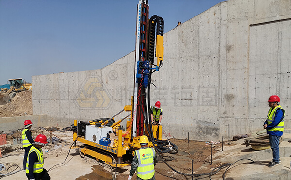 三門(mén)峽市靈寶弘農(nóng)澗河液壓壩自鉆式錨桿基礎(chǔ)加固項(xiàng)目鉆機(jī)施工現(xiàn)場(chǎng) 三門(mén)峽市靈寶弘農(nóng)澗河液壓壩自鉆式錨桿基礎(chǔ)加固項(xiàng)目鉆機(jī)施工現(xiàn)場(chǎng)