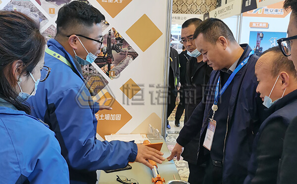 我司參展人員為客戶講解自鉆式錨桿產品知識 我司參展人員為客戶講解自鉆式錨桿產品知識